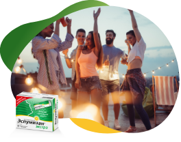 A group of happy people having a good time together on a warm evening, with the support of Espumisan Max