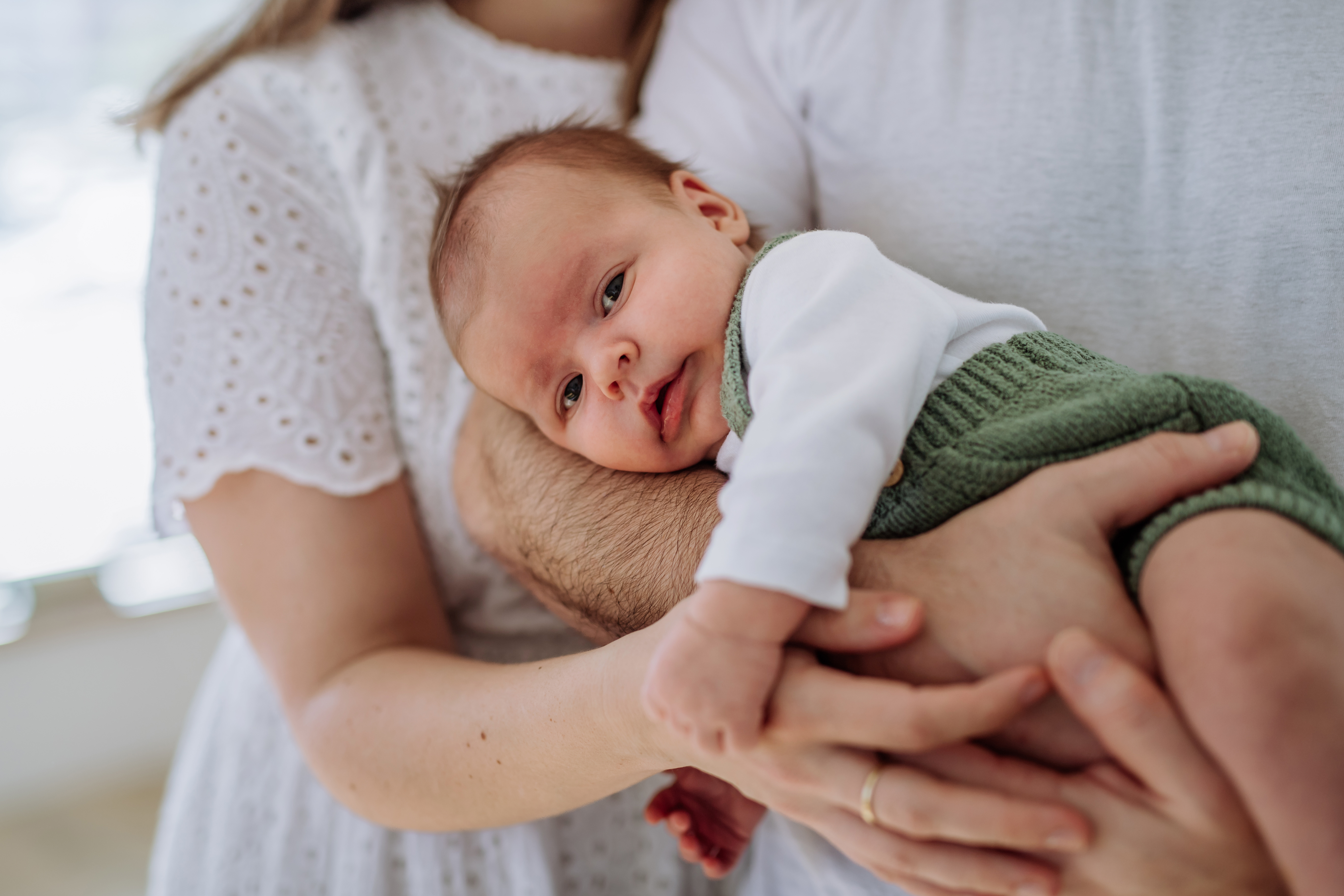 blähungen-bei-babys-fliegergriff
