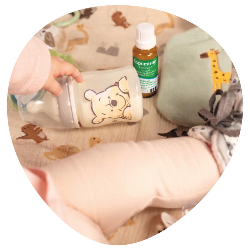 Baby mit Fläschchen und Espumisan® Emulsion